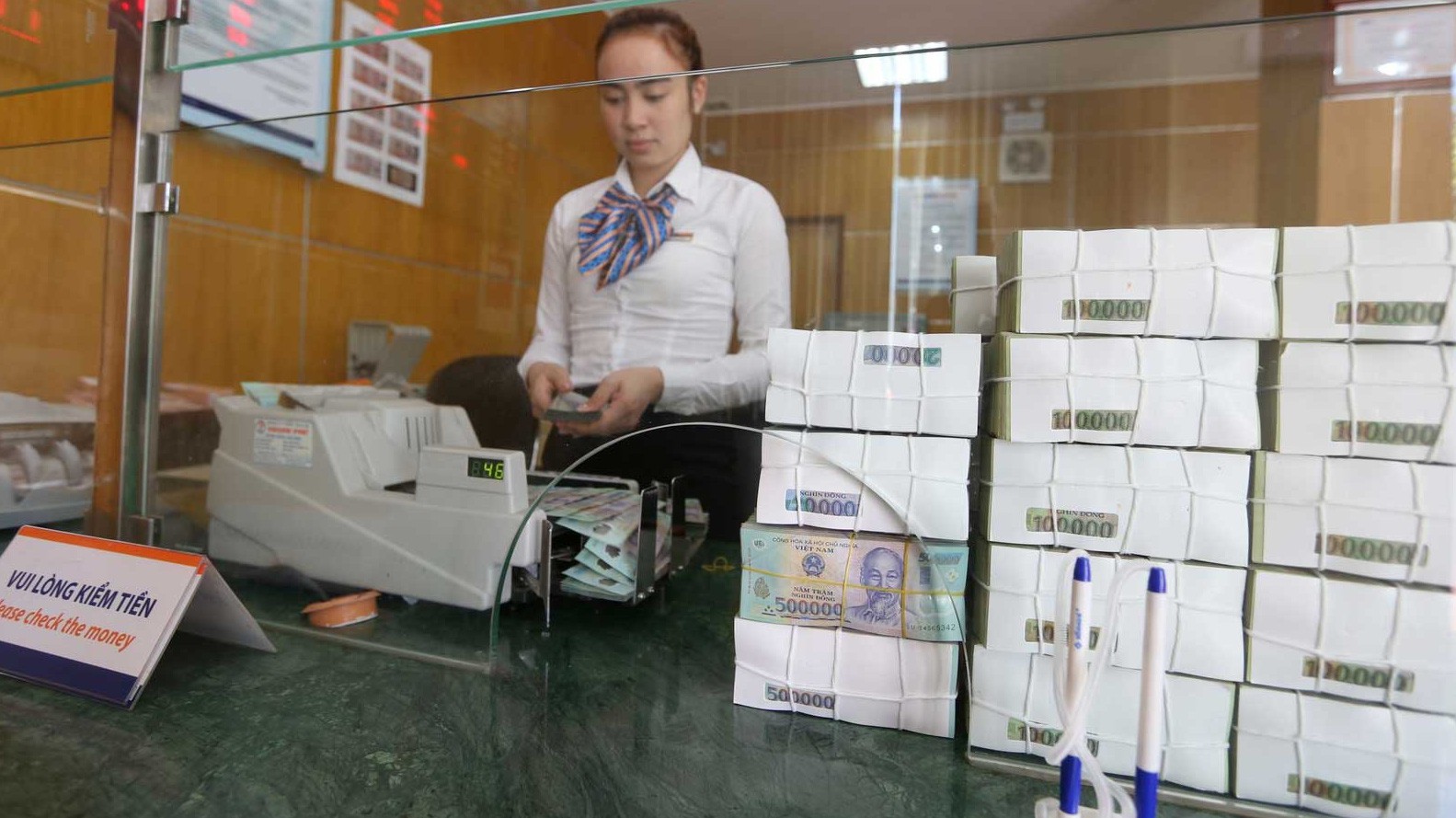 Biểu hiện dư thừa vốn trong hệ thống phản ánh qua việc nhà điều hành liên tục tăng quy mô hút bớt tiền về trong khoảng một tuần trở lại đây - Ảnh: Quang Phúc.