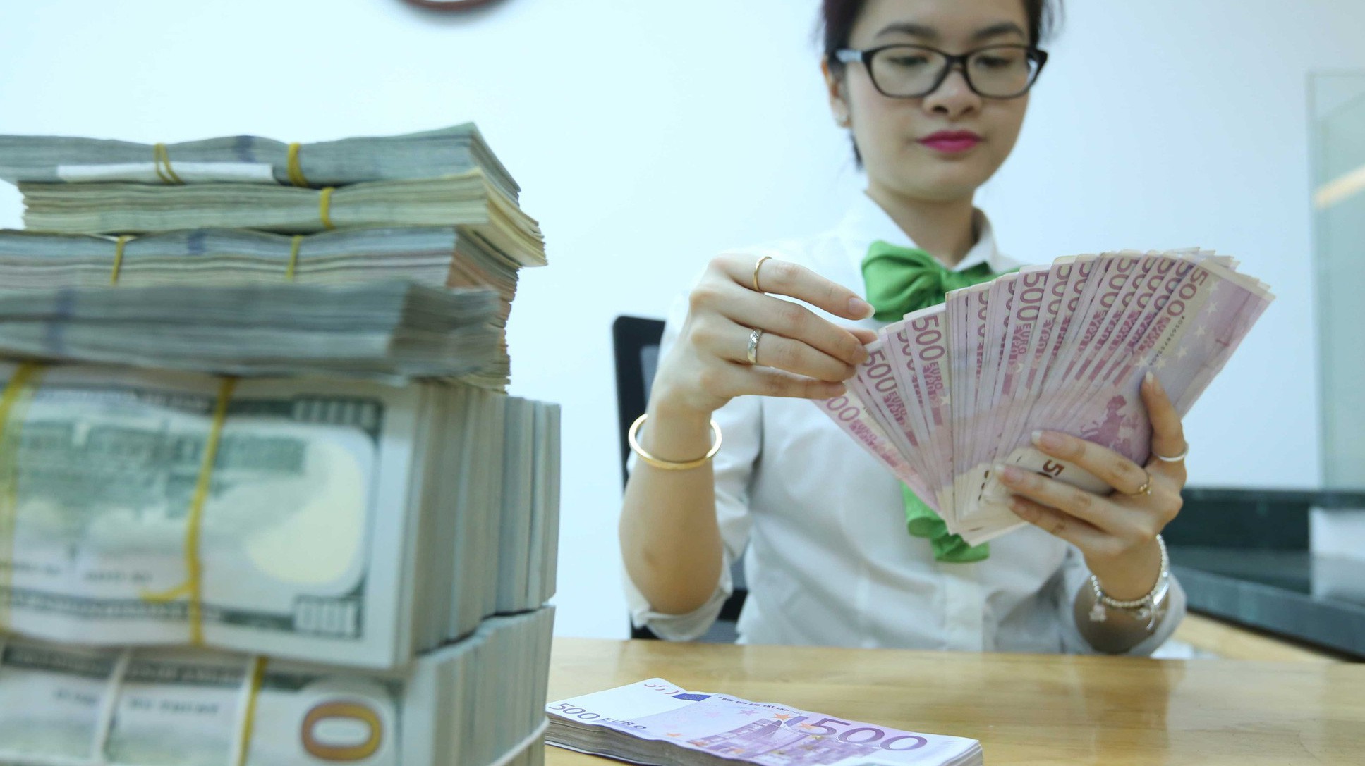 Trong 10 tháng đầu năm nay, ước tính các tổ chức tín dụng đã mua ròng thêm khoảng 2,5 tỷ USD từ nhà đầu tư gián tiếp nước ngoài bán lại - Ảnh: Quang Phúc.