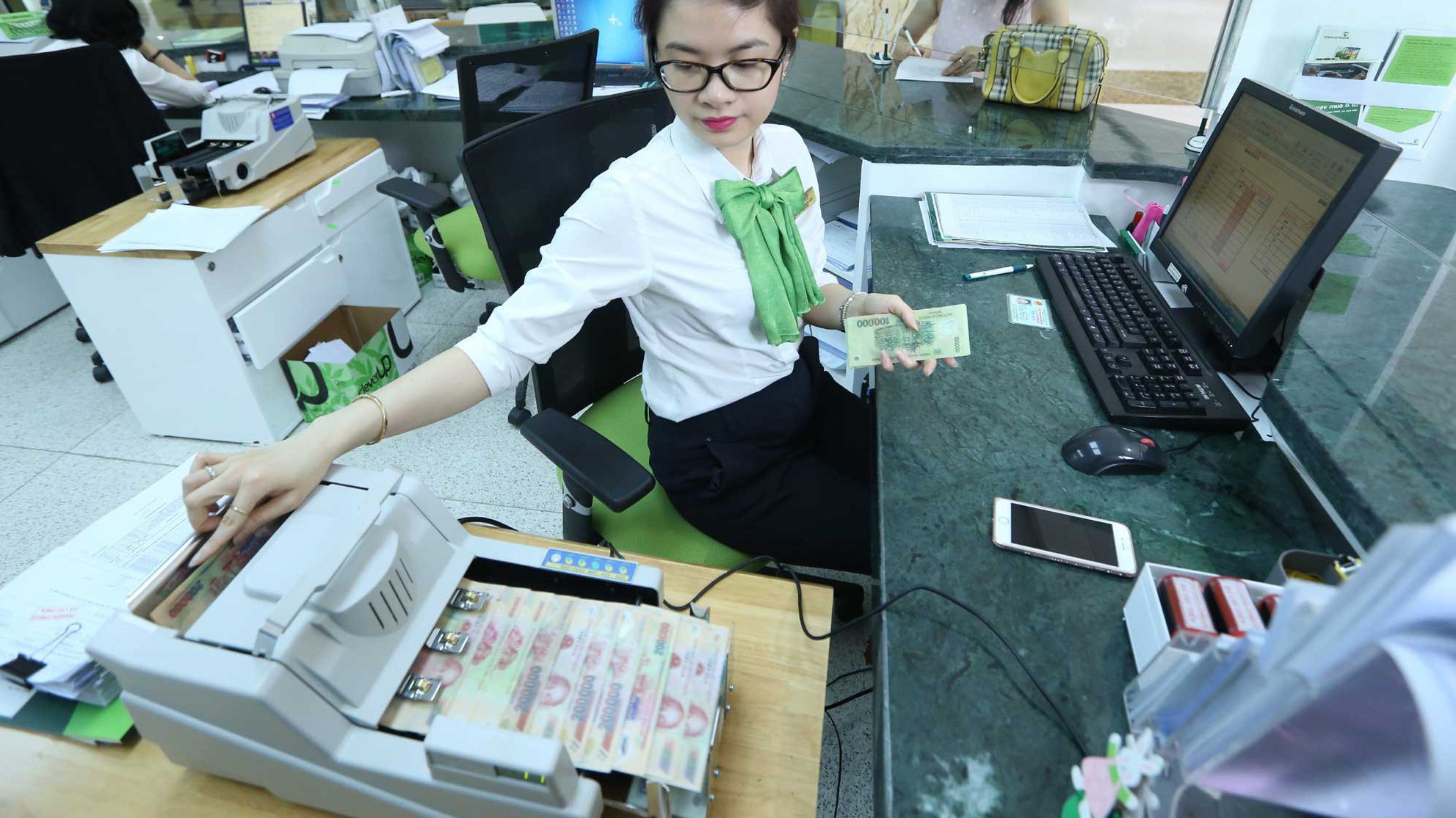 Từ đầu năm đến nay, Ngân hàng Nhà nước thường xuyên sử dụng công cụ tín phiếu, phát hành để hút bớt tiền về, như một trong những biện pháp trung hòa tác động của nguồn tiền đưa ra mua ngoại tệ - Ảnh: Quang Phúc.