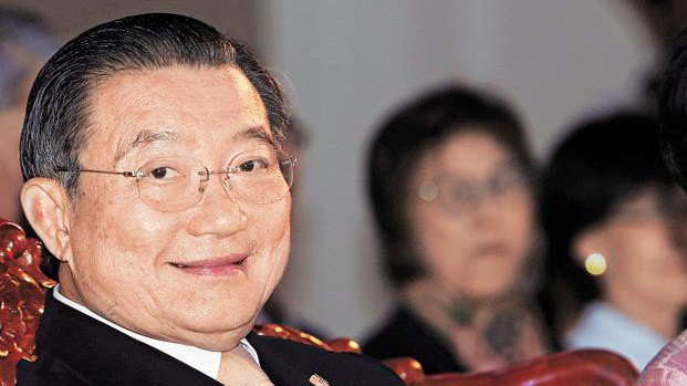 Charoen Sirivadhanabhakdi có tổng tài sản 15,8 tỷ USD, giàu nhất Thái Lan và đứng thứ 62 trong số các tỷ phú USD trên thế giới.