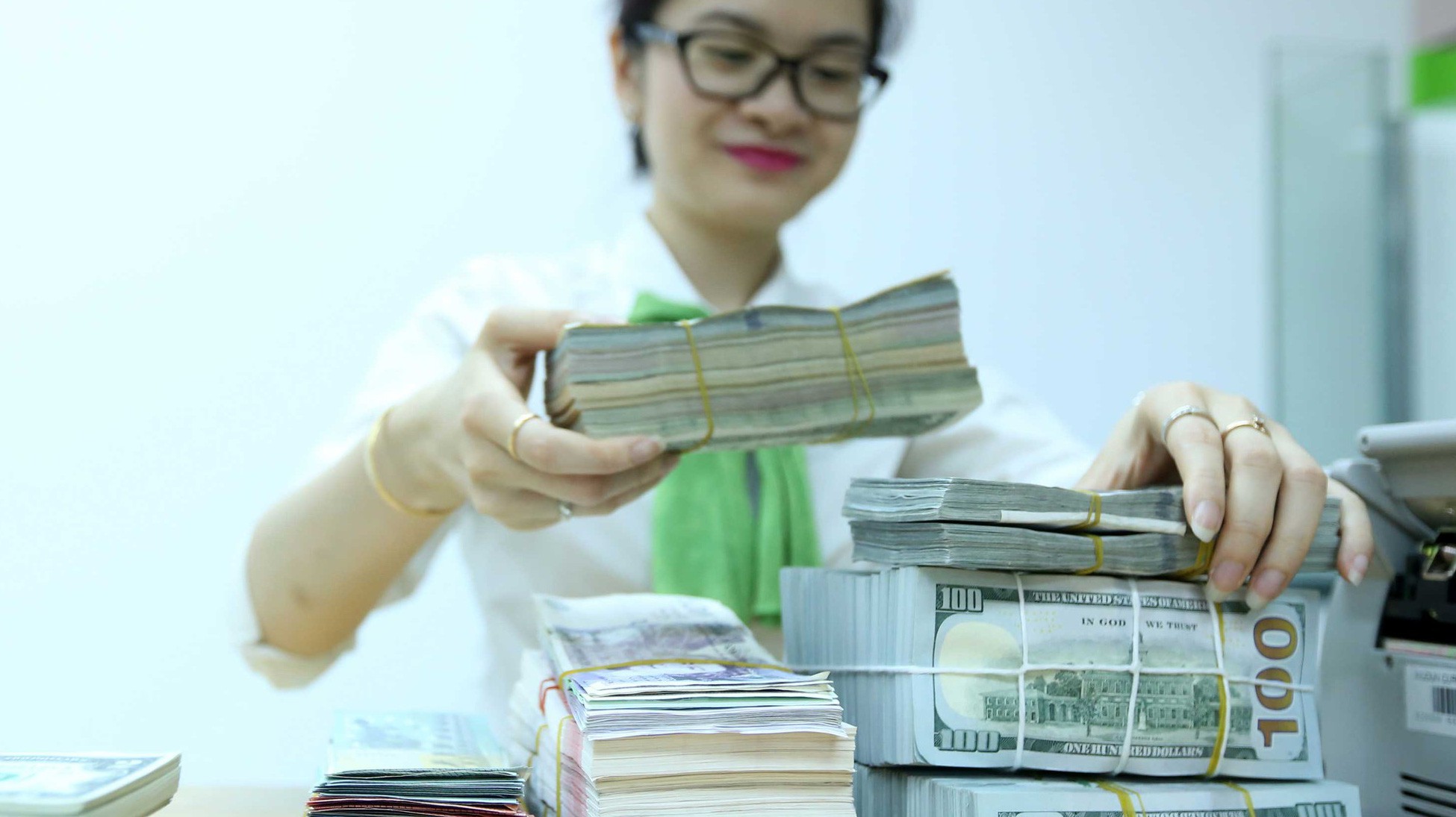 Hàng loạt giao dịch lớn, ước tính cả năm Ngân hàng Nhà nước mua ròng hơn chục tỷ USD, có những "enter" vài tỷ mà tỷ giá và thị trường không có biểu hiện xao xuyến - Ảnh: Quang Phúc.