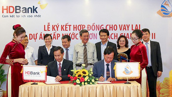 Ngày 28/4/2016, HDBank ký hợp đồng cho vay lại gần 3.000 tỷ đồng từ JICA cho dự án cấp nước Nhơn Trạch 2. Qua dự án, ngân hàng tăng thêm uy tín khi được Bộ Tài chính phê duyệt quản lý nguồn vốn ODA, có phần lãi suất nhất định, nhưng giá trị tiềm ẩn ở đây là cơ hội tiếp cận gần 3 triệu khách hàng của dự án trên địa bàn.