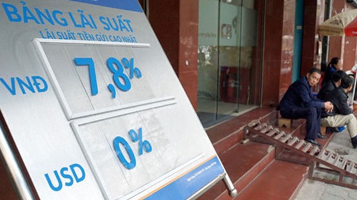 Một số tổ chức tín dụng nhỏ hoặc thuộc diện tái cơ cấu thiếu vốn vẫn khó khăn trong việc tiếp cận dòng vốn lãi suất thấp trên thị trường liên ngân hàng, buộc phải giữ nguyên hoặc tăng lãi suất huy động trên thị trường tiền gửi.