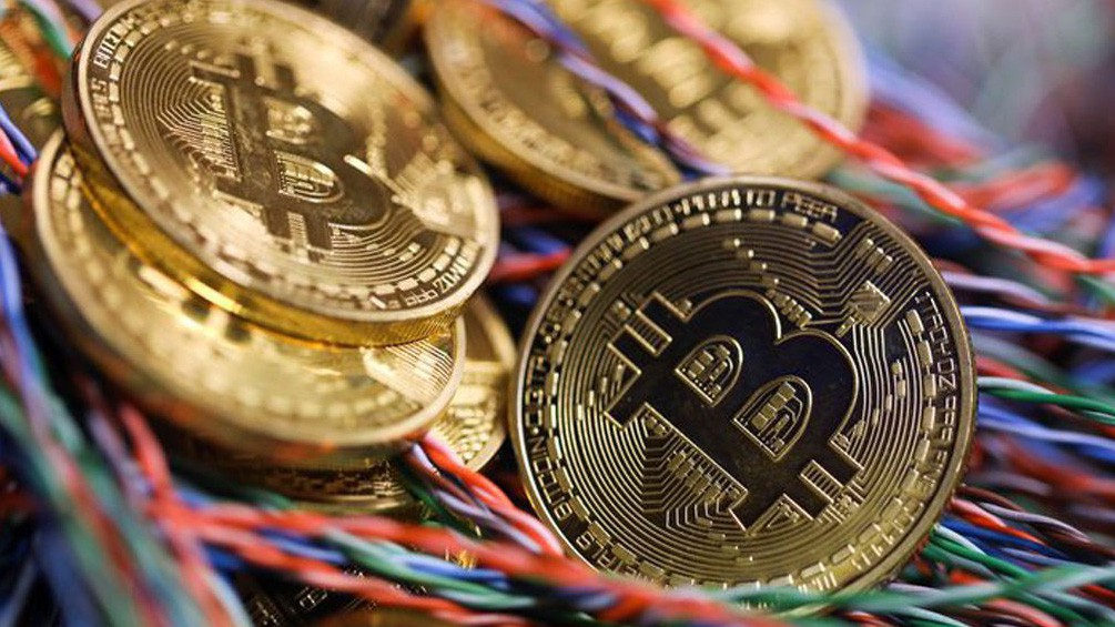 Bộ luật Dân sự năm 2005 và cả Bộ luật Dân sự năm 2015 chưa có định nghĩa, quy định cụ thể điều chỉnh đối với tài sản ảo (bao gồm cả tiền ảo với tư cách là một loại tài sản ảo).