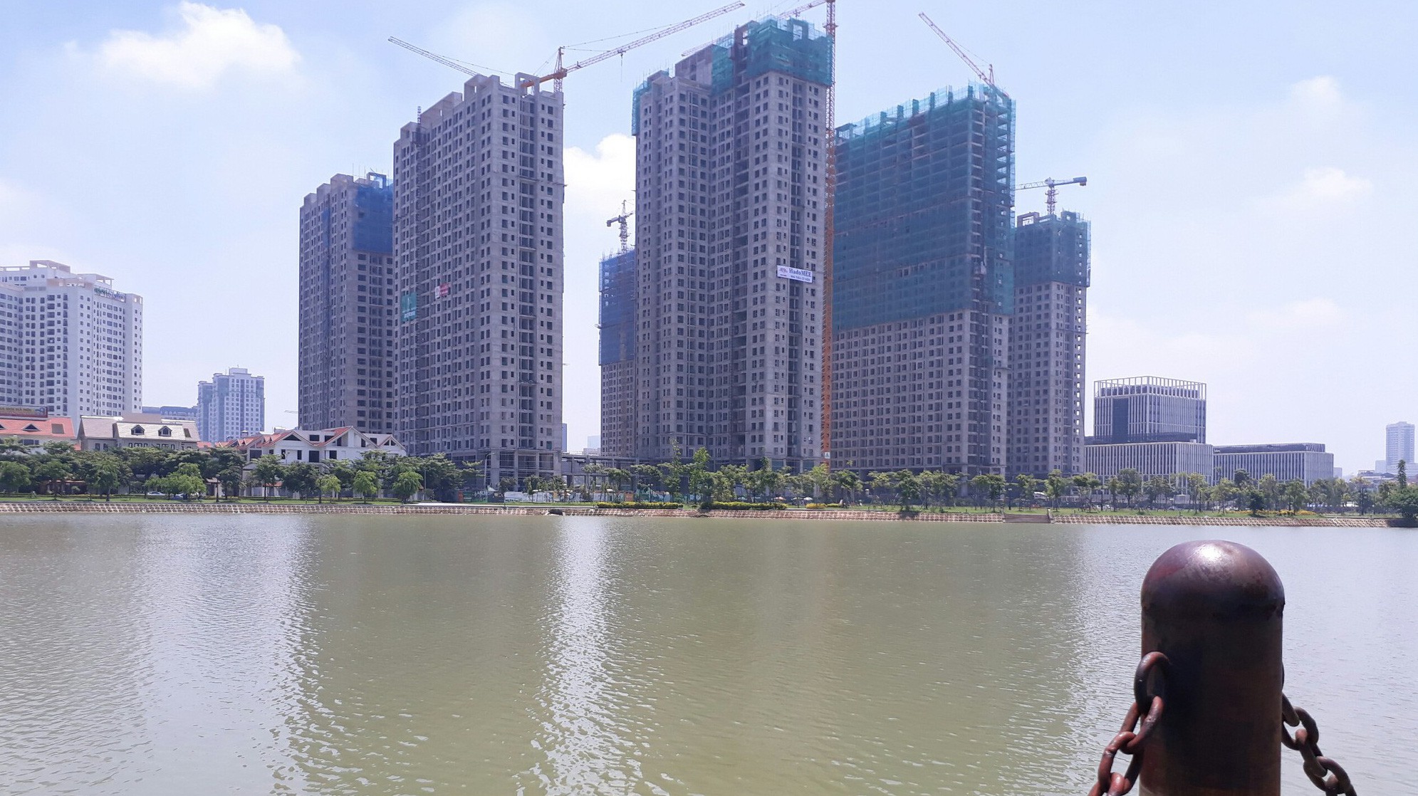 Năm 2017, theo Ngân hàng Nhà nước, tỷ trọng tín dụng bất động sản đã giảm xuống mức thấp, chỉ còn khoảng 8% tổng dư nợ toàn hệ thống, thay vì mức độ hai con số những năm trước.