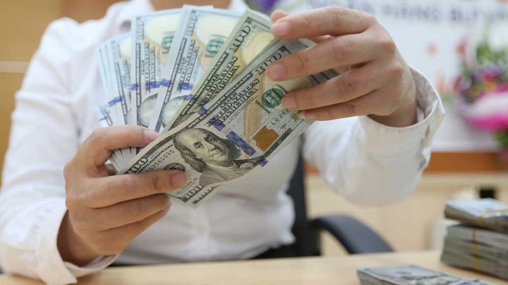 Ngoài yếu tố nguồn cung lớn, từ nguồn vốn đầu tư nước ngoài, kiều hối và hoạt động chuyển đổi ngoại tệ sang VND mạnh lên trong dân cư, thông thường hàng năm đây cũng là thời điểm hoạt động chuyển đổi vốn đáp ứng nhu cầu VND tăng lên trong hệ thống - Ảnh: Quang Phúc.