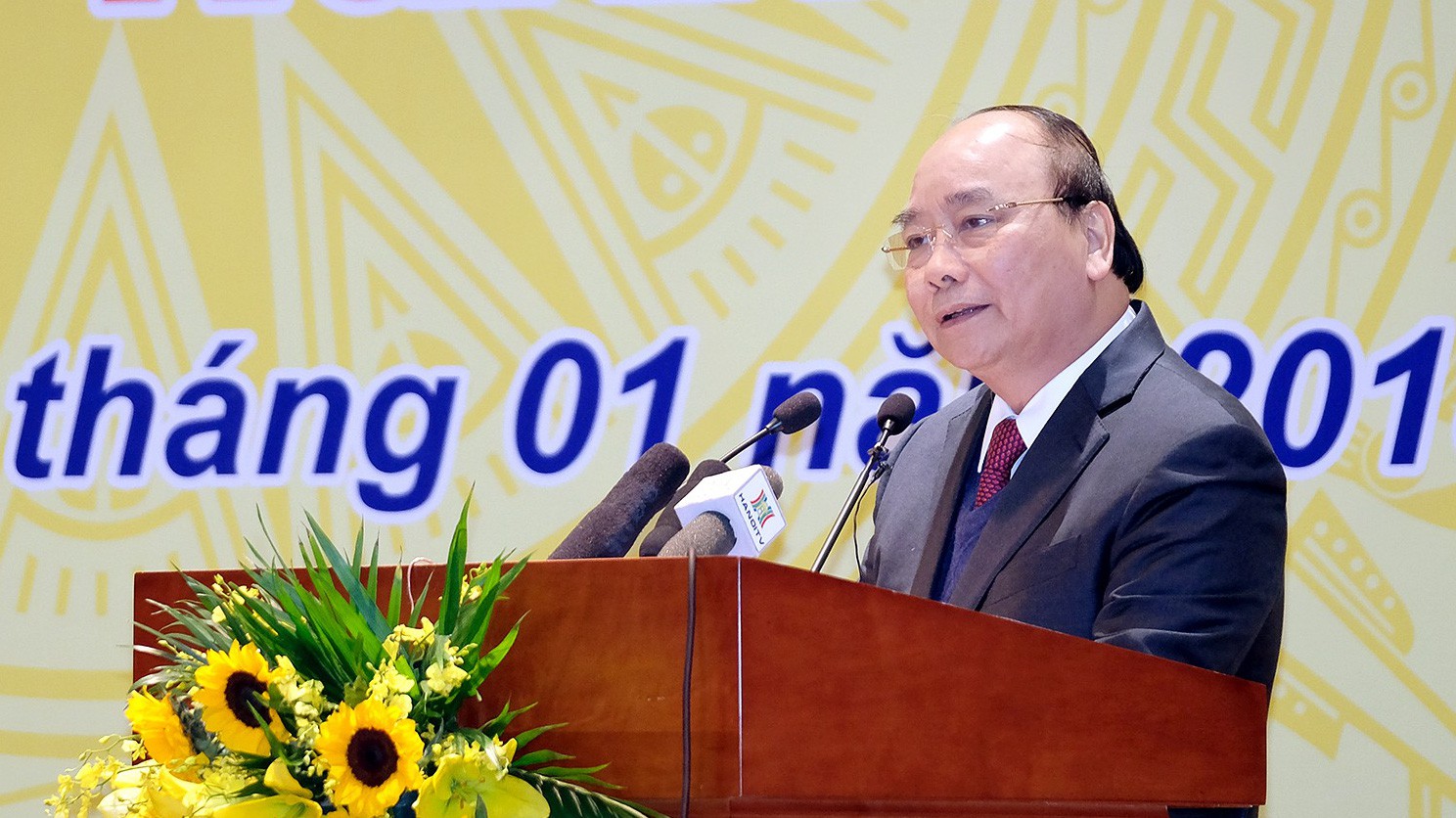 Thủ tướng đề nghị: "Các ngân hàng cần tính toán giảm lãi suất cho phù hợp, giảm đồng loạt chứ không chỉ ở một số ngân hàng" - Ảnh: VGP.