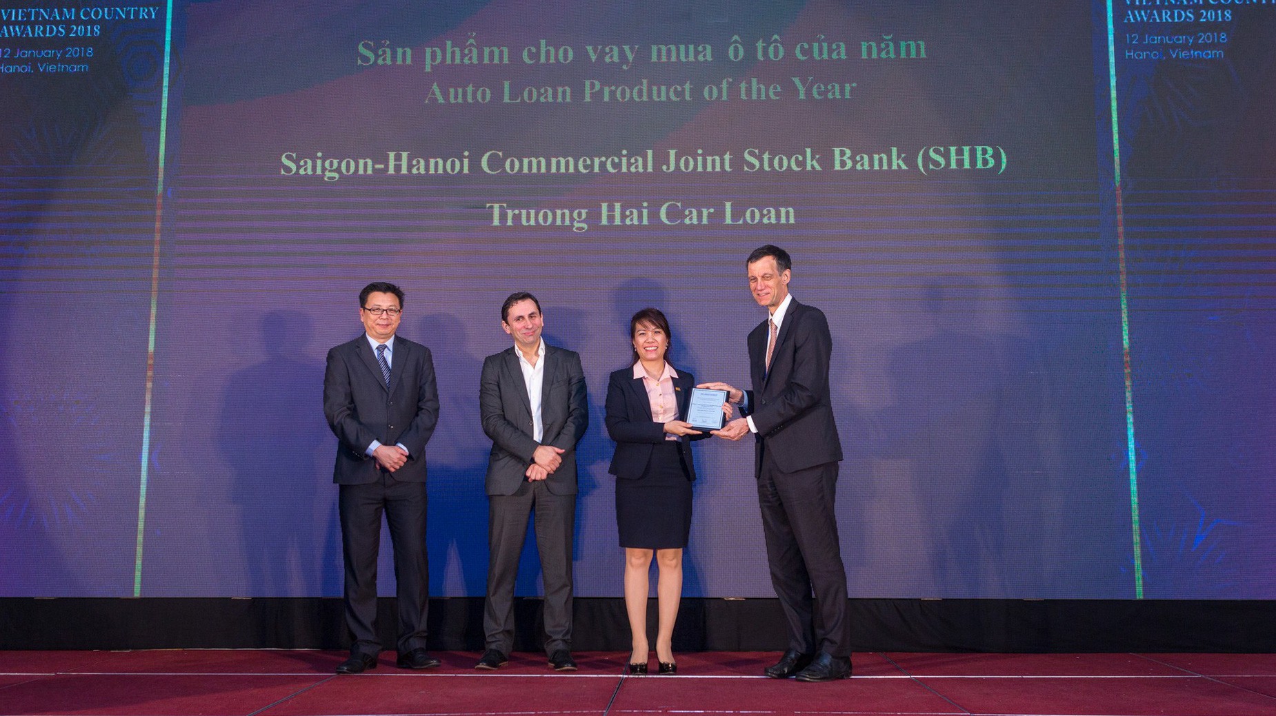 Đại diện SHB nhận giải thưởng từ Asian Banker.