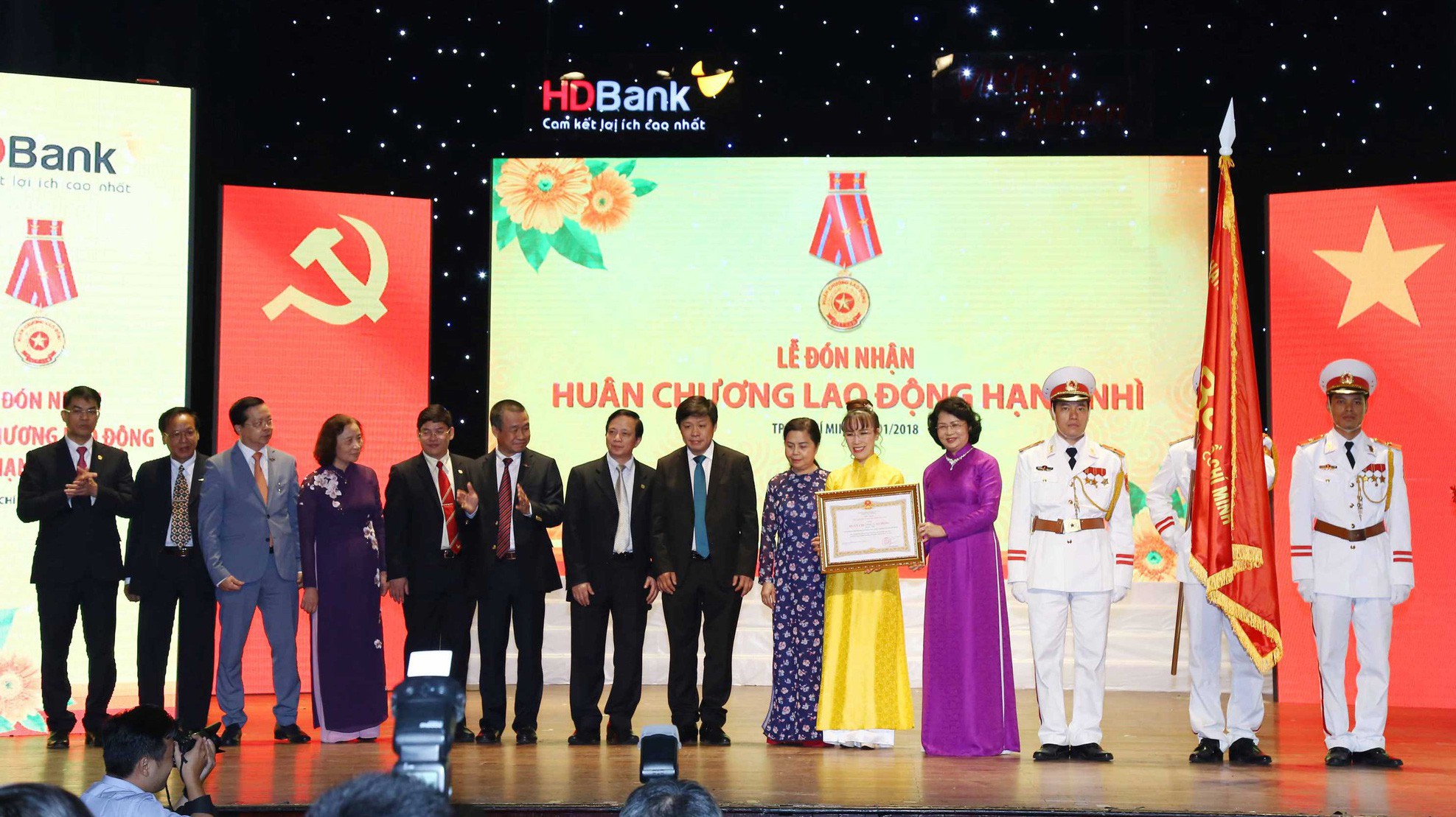 HDBank nhận Huân chương Lao động hạng Nhì do Chủ tịch nước trao tặng và Cờ thi đua của Chính phủ, tại hội nghị triển khai kế hoạch kinh doanh năm 2018.