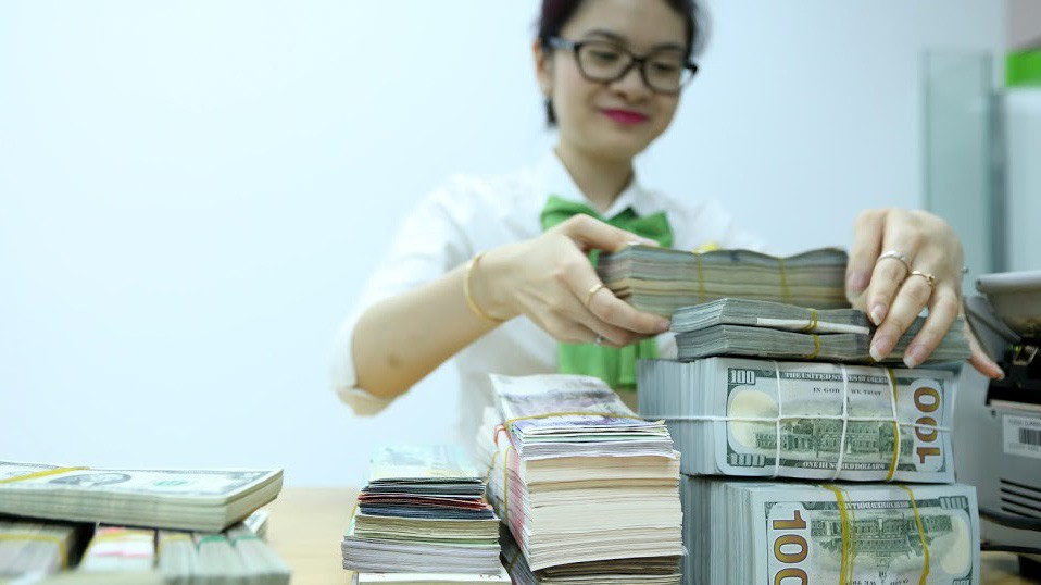 Thời gian gần đây Ngân hàng Nhà nước vẫn tiếp tục mua ròng ngoại tệ, thậm chí xuất hiện một số ngày lượng mua vào khá lớn khoảng 400 - 500 triệu USD. Theo đó, dự trữ ngoại hối quốc gia tiếp tục gia tăng mạnh - Ảnh: Quang Phúc.