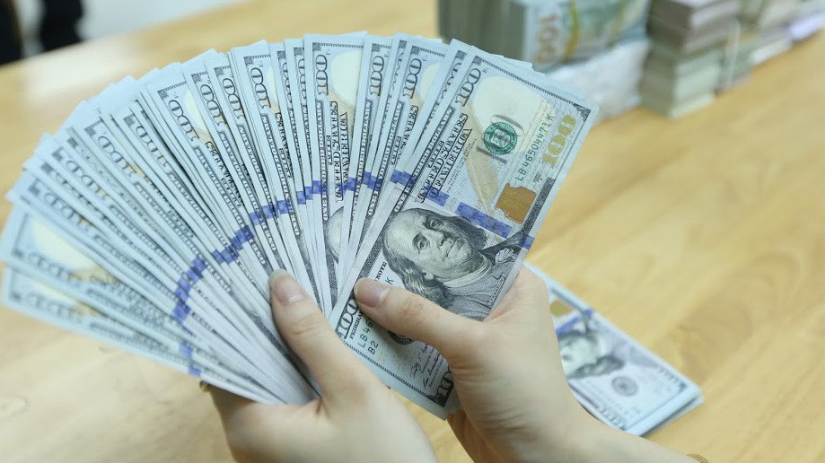 Bước điều chỉnh diễn ra sau khi Ngân hàng Nhà nước liên tục mua vào lượng ngoại tệ lớn chỉ trong hơn một tháng đầu năm nay, với hơn 4 tỷ USD và đưa quy mô dự trữ ngoại hối quốc gia tiếp tục tạo kỷ lục mới với trên 57 tỷ USD - Ảnh: Quang Phúc.