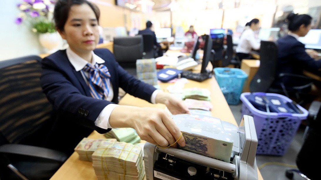 Trước Tết, một lượng lớn tiền đồng được đưa ra để mua vào ngoại tệ - Ảnh: Quang Phúc.