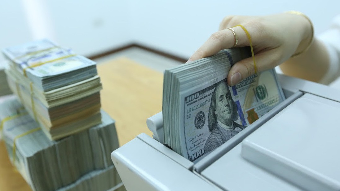 So với trước Tết, giá USD bán ra của các ngân hàng thương mại đã tăng khoảng 80 VND - Ảnh: Quang Phúc.