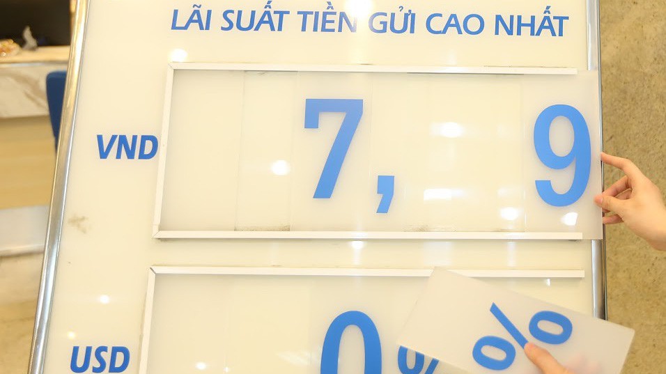 Trong khi lãi suất trên liên ngân hàng nhanh chóng giảm sâu trở lại, cùng lượng vốn lớn cấp tập hút về, thì mức lãi suất cao 7,9-8%/năm đã mở rộng hơn trên biểu niêm yết của nhiều ngân hàng cũng như xen các chương trình cộng thưởng thêm 0,5-0,7%/năm - Ảnh: Quang Phúc.