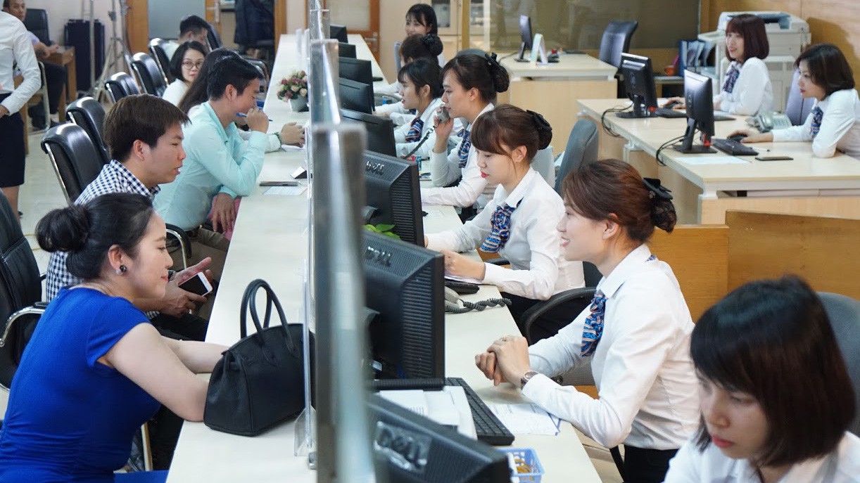 Nền tảng khách hàng cá nhân đang là điều kiện để các ngân hàng gia tăng nguồn thu dịch vụ thay vì dựa nhiều vào tín dụng như hướng gia tăng lợi nhuận theo cách truyền thống trước đây - Ảnh: Quang Phúc.