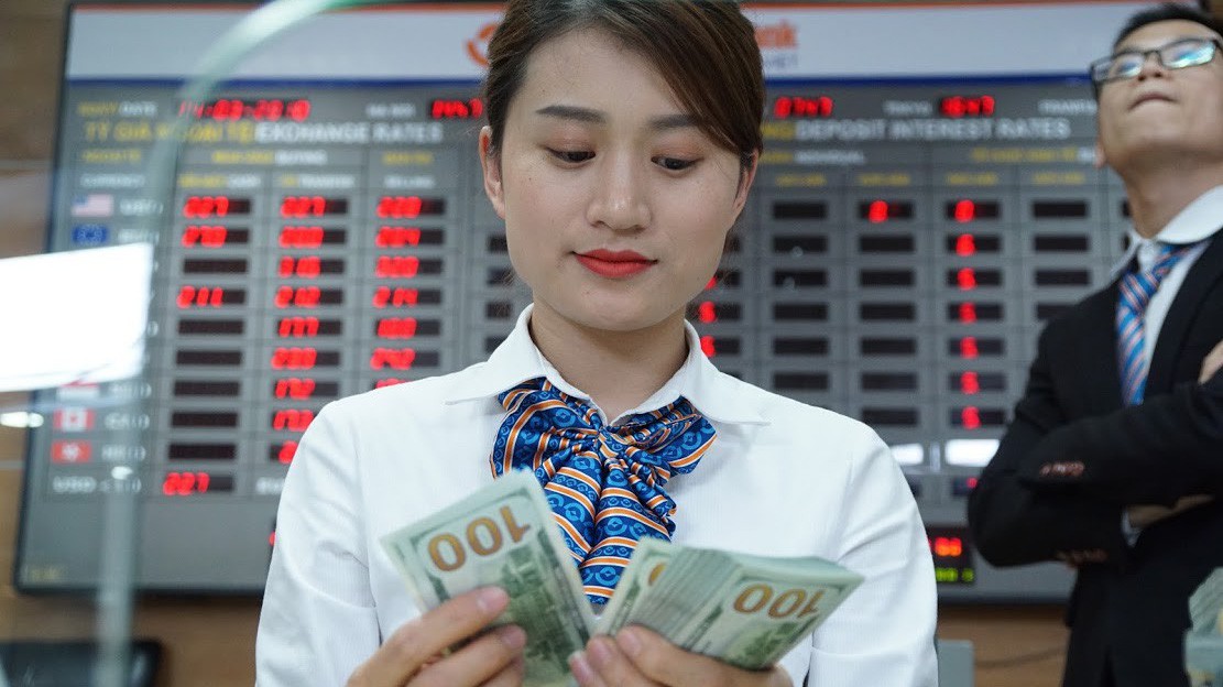 Giá USD bán ra tại ngân hàng thương mại cao nhất đến chiều 28/3 đã ở mức 22.870 VND - Ảnh: Quang Phúc.