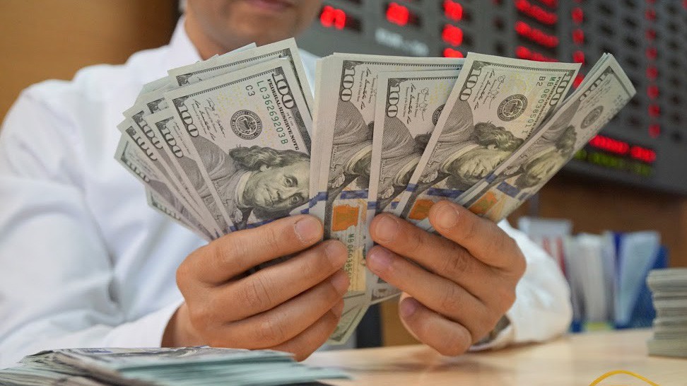 Trên thị trường liên ngân hàng, đến cuối quý 1/2018, chênh lệch lãi suất VND với USD tiếp tục doãng rộng - Ảnh: Quang Phúc.