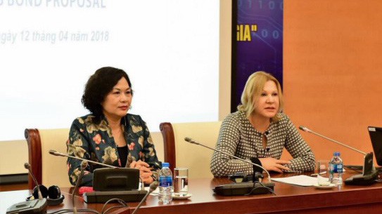 Đại diện Ngân hàng Nhà nước Việt Nam và Tổ chức Tài chính Quốc tế (IFC) tại buổi tọa đàm lấy ý kiến về đề xuất phát hành trái phiếu quốc tế gắn với tiền đồng.