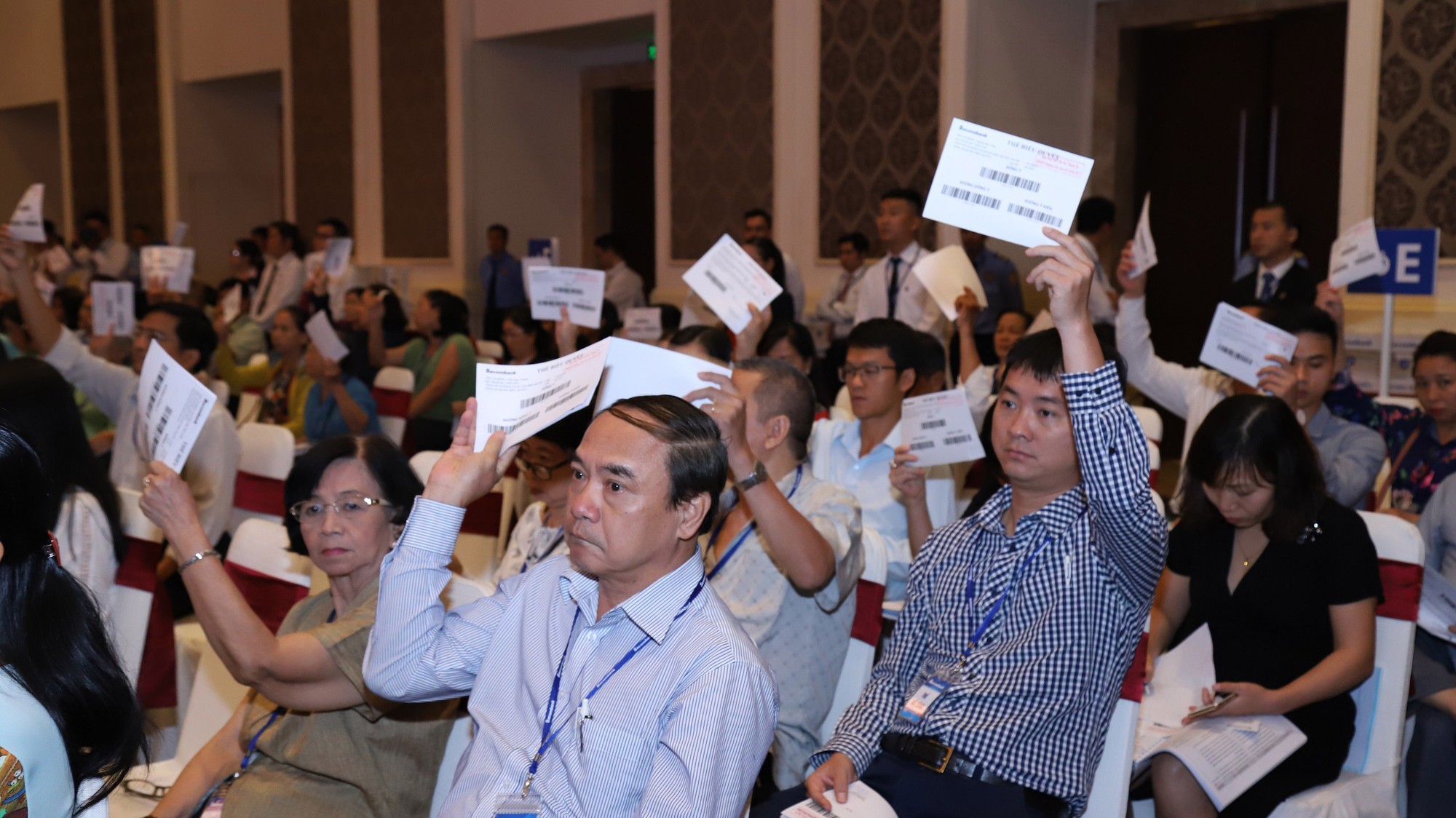 Cổ đông Sacombank biểu quyết thông qua các nội dung chính tại đại hội.