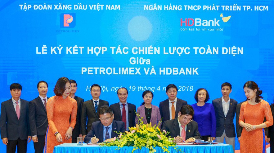 Trước đó, ngày 19/4/2018, HDBank đã ký hợp tác chiến lược với Petrolimex (cổ đông lớn của PG Bank).