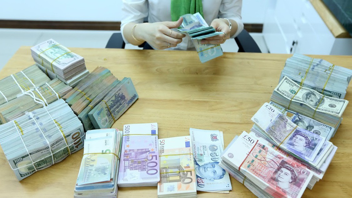 Liệu có một tương lai nào đó, tại Việt Nam, tương tự như trên thế giới, khi nói về ngân hàng A thì người ta sẽ không còn đặc thù liên tưởng ngay đến ông chủ hay bà chủ nào đó nữa? - Ảnh: Quang Phúc.