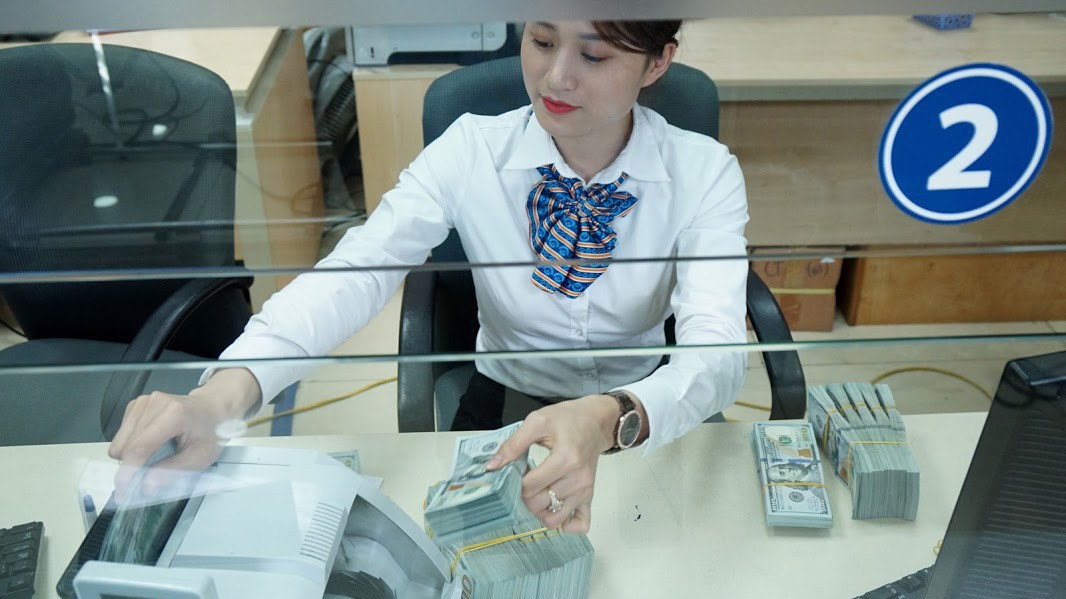 Chỉ số USD-Index tăng mạnh trong tuần qua, Ngân hàng Nhà nước cũng liên tiếp nâng tỷ giá trung tâm, nhưng tỷ giá USD/VND trên các thị trường vẫn khá ổn định - Ảnh: Quang Phúc.