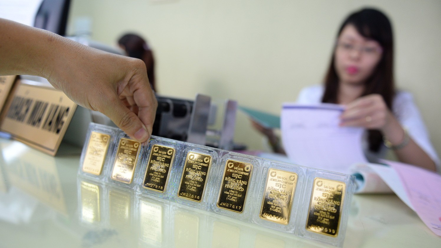 Đến năm 2017 doanh số mua, bán vàng của toàn bộ hệ thống tổ chức tín dụng, doanh nghiệp được kinh doanh vàng miếng đã giảm hơn 70% so với năm 2013 (từ mức trung bình khoảng 40.000 lượng/ngày năm 2013 xuống còn khoảng 10.000 lượng/ngày) - Ảnh: Tuổi Trẻ.