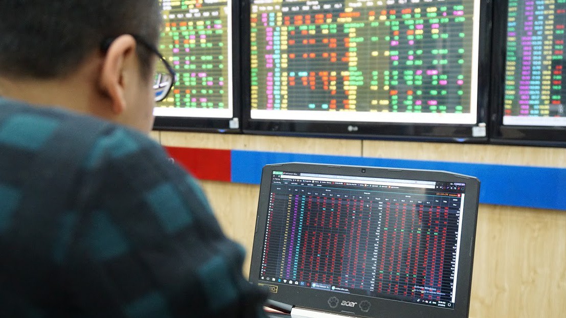 Với quy mô vốn hóa lọt vào top 10 trên HOSE, TCB trở thành cổ phiếu có ảnh hưởng lớn tới chỉ số VN-Index. Đây cũng là điều mà nhà đầu tư e ngại nếu TCB tiếp tục giảm mạnh và níu kéo chỉ số chung - Ảnh: Quang Phúc.