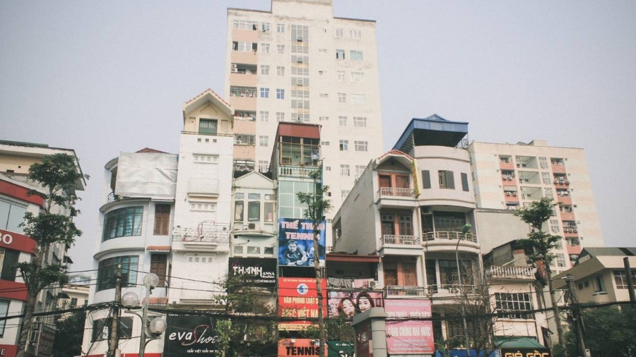 Ông Khương Văn Mười, Phó chủ tịch Hội Kiến trúc sư Việt Nam nhận xét, không phải nhà cao tầng, mà nhà ống dày đặc, sử dụng nhiều đất đai mới chính là một trong những nguyên nhân chính của trục trặc ở các đô thị lớn tại Việt Nam - Ảnh: Xây Dựng.