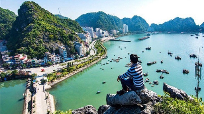 Theo UBND huyện Cát Hải, 5 tháng đầu năm, khách du lịch đến đảo Cát Bà đạt 935.000 lượt, tăng 60% so với cùng kỳ; trong đó khách quốc tế đạt 314.000 lượt - Ảnh: Lữ Hành Việt.