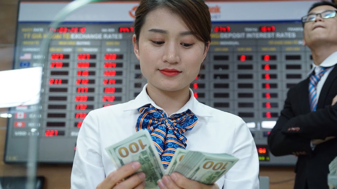 Theo Ủy ban Giám sát tài chính Quốc gia, tính đến cuối tháng 5, chỉ số USD Index đã tăng 3,4% so với cuối tháng 4 và tăng mạnh 6,5% so với mức đáy hồi đầu tháng 2/2018. Trong khi đó, tỷ giá USD/VND của các ngân hàng thương mại chỉ tăng khoảng 0,63% - Ảnh: Quang Phúc.