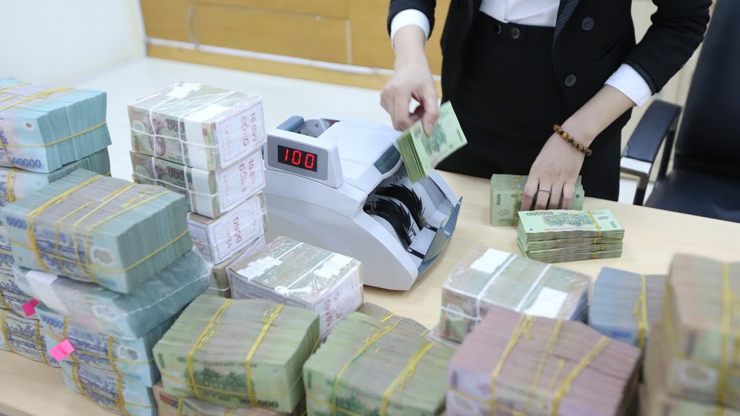 Với giải ngân đầu tư công chậm trong khi kết quả thoái vốn, cổ phần hóa doanh nghiệp nhà nước hứa hẹn tiếp tục sôi động, nguồn tiền lớn dồn đọng từ thượng nguồn mà nếu tràn dâng qua tiền gửi tại các ngân hàng thương mại, áp lực điều tiết vốn khả dụng hệ thống luôn lớn và có phần thụ động - Ảnh: Quang Phúc.