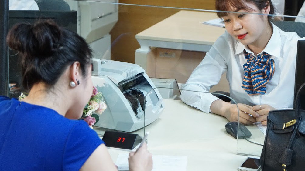 So với cùng kỳ 2017, tín dụng ngân hàng tăng trưởng thấp hơn nhưng nợ xấu đã giảm khá mạnh - Ảnh: Quang Phúc.