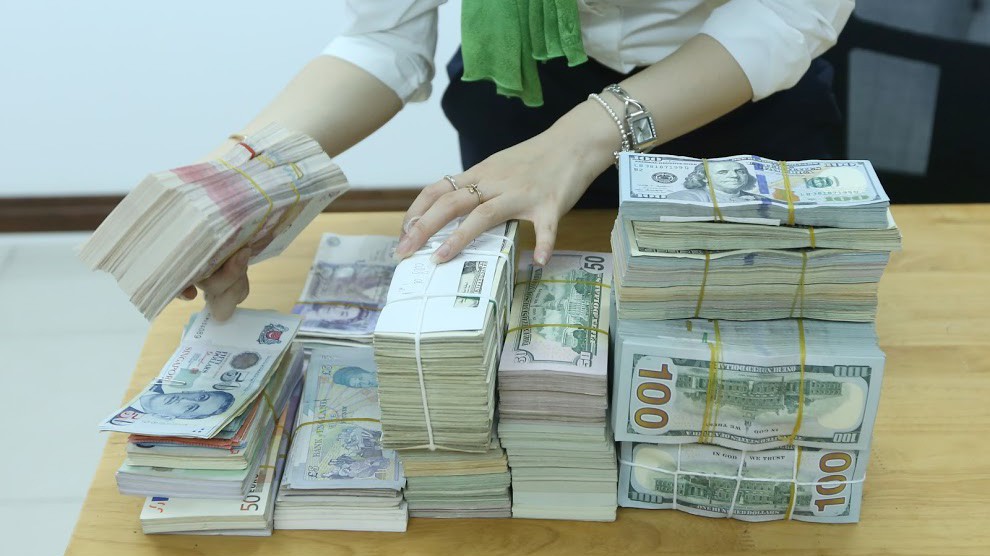 Qua hệ thống ngân hàng, thời gian vừa qua và cho đến nay chưa ghi nhận hoạt động rút vốn ngoại tệ ra khỏi Việt Nam từ các nhà đầu từ nước ngoài tham gia trên thị trường chứng khoán; thậm chí 6 tháng đầu năm nay vốn ngoại vẫn vào ròng mạnh - Ảnh: Quang Phúc.