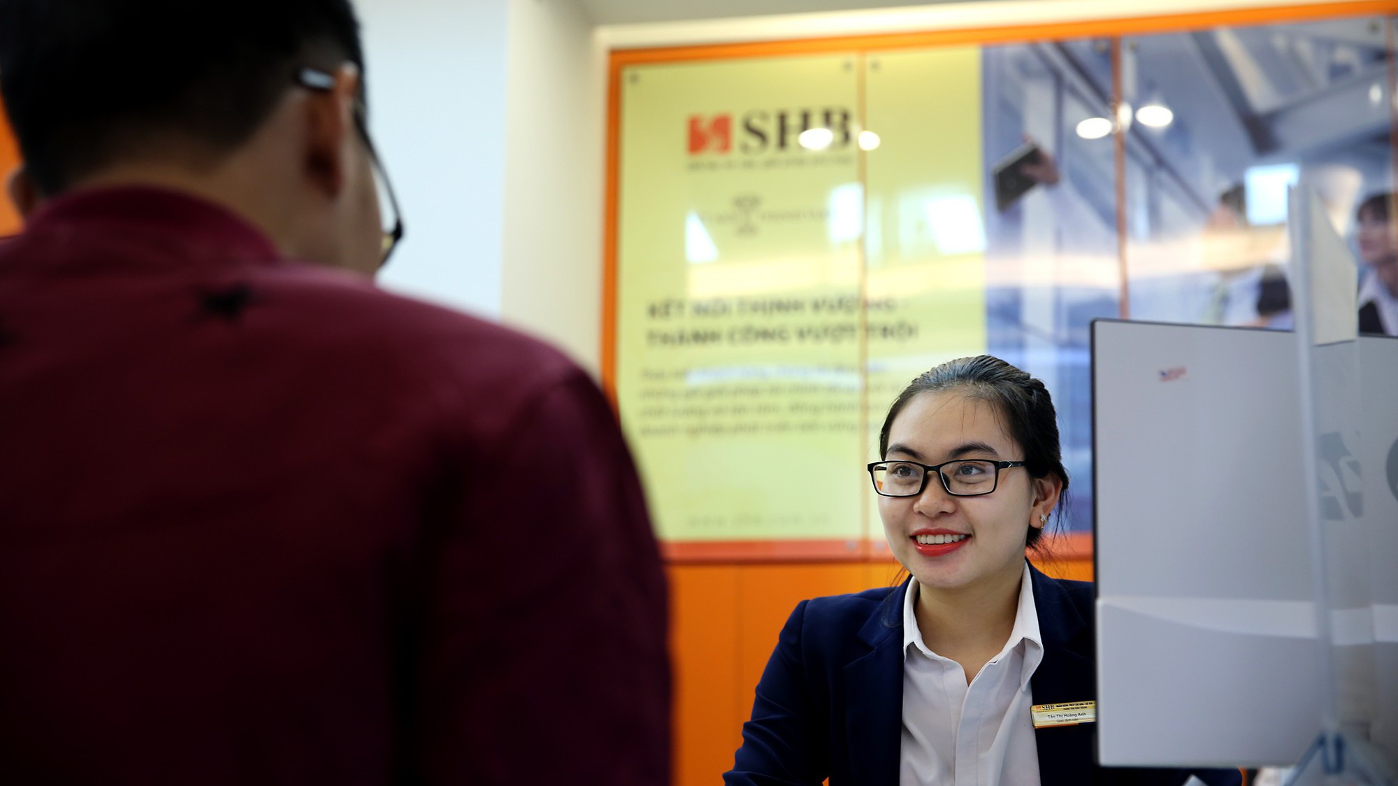 Với tài sản đảm bảo là sổ "Tiết kiệm thông minh", SHB ưu đãi lãi suất vay thấu chi bằng lãi suất gửi, thời gian vay ưu đãi bằng 30% kỳ hạn sổ, hạn mức thấu chi tối đa 90% giá trị gốc của sổ tiết kiệm.