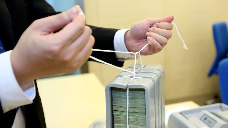 Tín dụng có tốc độ tăng trưởng thấp trong nửa đầu năm nay, trong khi tiền gửi vào hệ thống ngân hàng có tốc độ tăng mạnh - Ảnh: Quang Phúc.