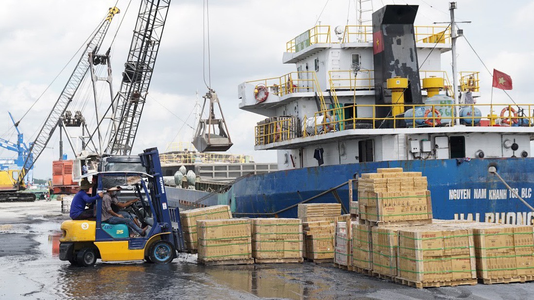 Việt Nam đã trở lại xuất siêu khá mạnh trong nửa cuối tháng 6, tiếp tục tạo thêm một trong những cơ sở thuận lợi cho mục tiêu giữ ổn định tỷ giá USD/VND một cách tương đối - Ảnh: Quang Phúc.