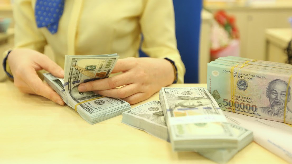 Một tuần trở lại đây, diễn biến mới đã thể hiện: lãi suất VND trên liên ngân hàng tăng mạnh lên, thu hẹp chênh lệch với lãi suất USD - Ảnh: Quang Phúc.