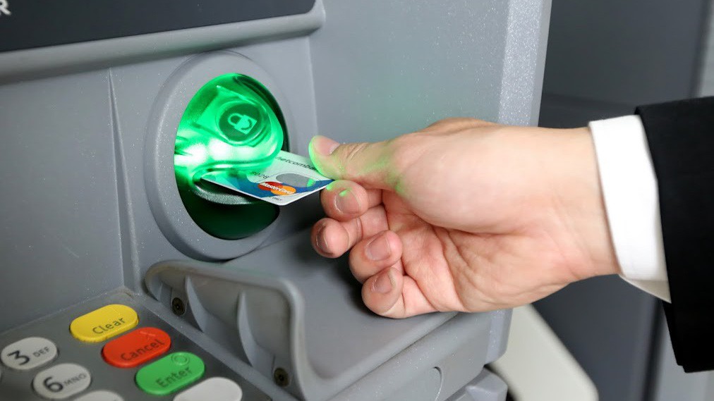 Năm 2005, trước thềm đoạn hoàng kim 2006 - 2007, doanh số sử dụng thẻ các loại toàn thị trường Việt Nam chỉ khoảng 5.000 tỷ đồng. Đến nay, quy mô này đã phải dùng đến đơn vị hàng triệu tỷ đồng để đo lường - Ảnh: Quang Phúc.