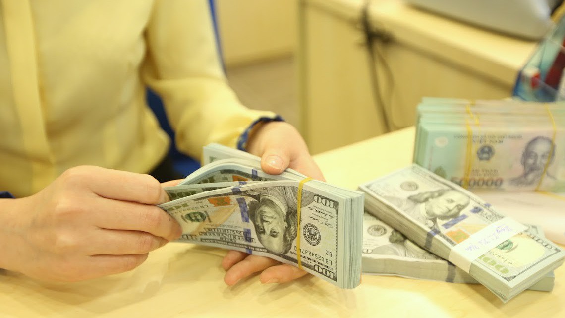 Thay đổi cách can thiệp, tỷ giá USD/VND đã trở lại bình thường để phản ánh thực tế thị trường với biên độ +/-3% tỷ giá trung tâm, thay vì chặn ở mức giá thấp Ngân hàng Nhà nước bán ra vừa qua - Ảnh: Quang Phúc.