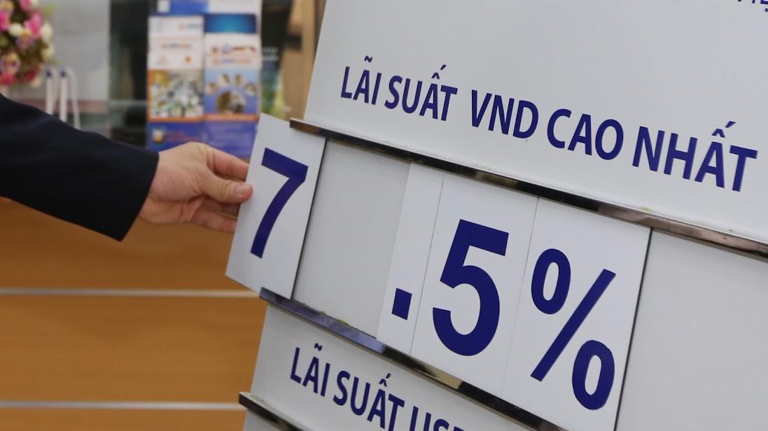 Lãi suất VND liên tiếp tăng mạnh trên thị trường liên ngân hàng nhưng chưa có biểu hiện tác động cộng hưởng trên thị trường huy động - cho vay dân cư và doanh nghiệp - Ảnh: Quang Phúc.
