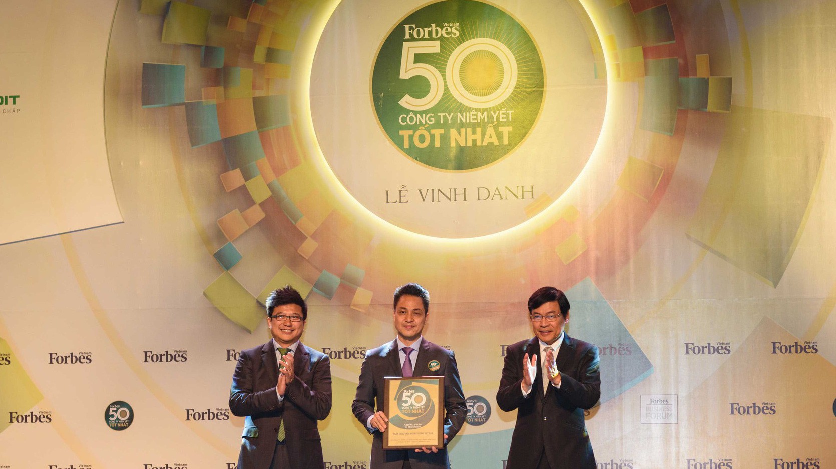 Forbes Việt Nam đánh giá, trong hệ thống ngân hàng Việt Nam, Vietcombank là ngân hàng có chất lượng tài sản tốt nhất với cơ cấu thu nhập đa dạng, dẫn đầu thị trường ở nhiều mảng sản phẩm dịch vụ.