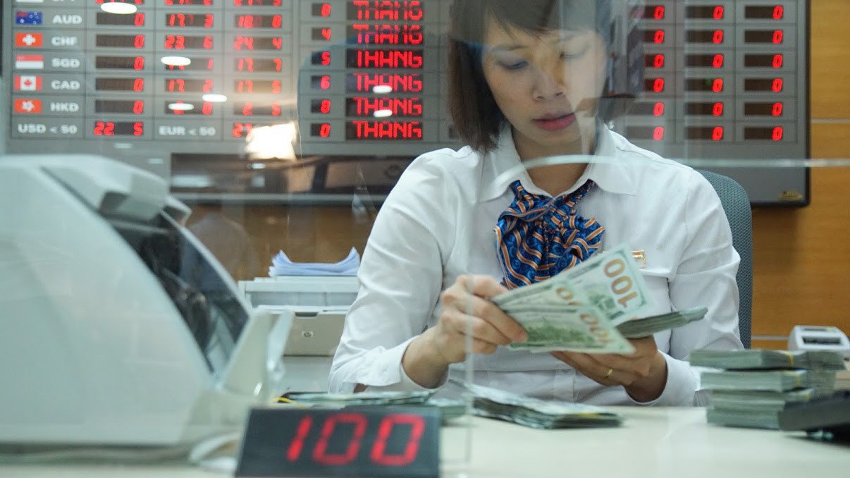 Sau khi Ngân hàng Nhà nước điều chỉnh giá bán, với mặt bằng mới phản ánh diễn biến thực tế trên thị trường, kỳ vọng được đáp ứng nhất định và hài lòng bán ra, tạo cung cho thị trường mà không cần nhà điều hành bán ra hỗ trợ - Ảnh: Quang Phúc.