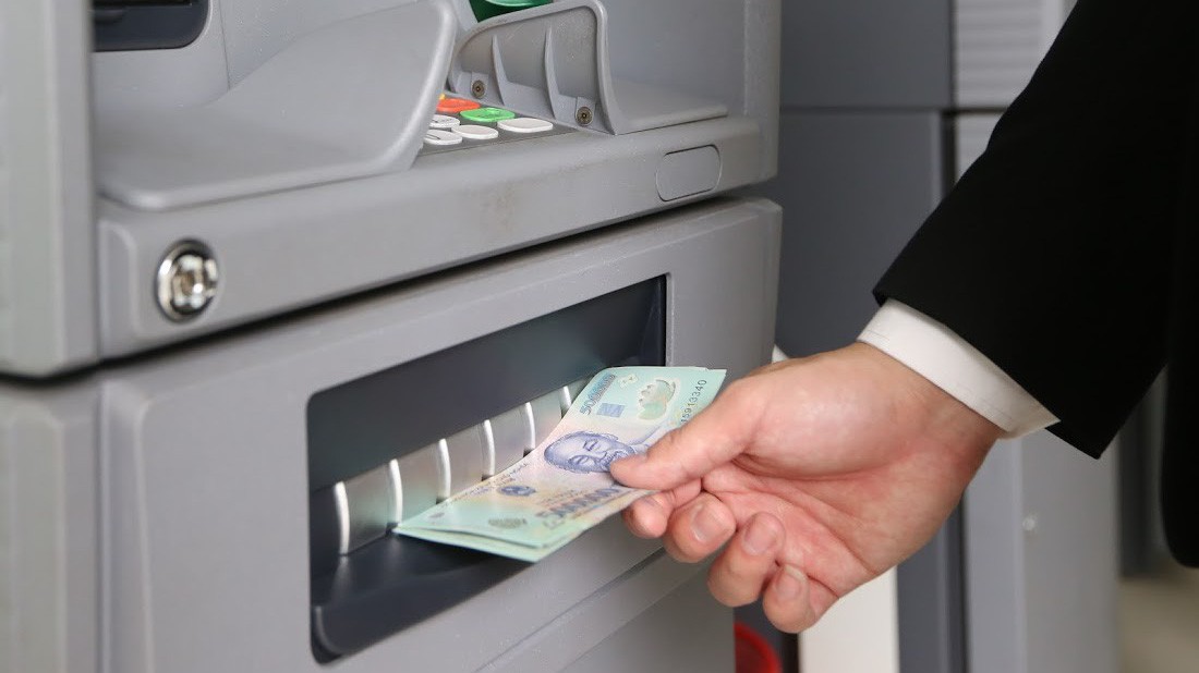 Việc linh hoạt thay đổi hạn mức rút tiền qua thẻ theo các thời điểm trong ngày nhằm giảm thiểu rủi ro nếu xẩy ra - Ảnh: Quang Phúc.