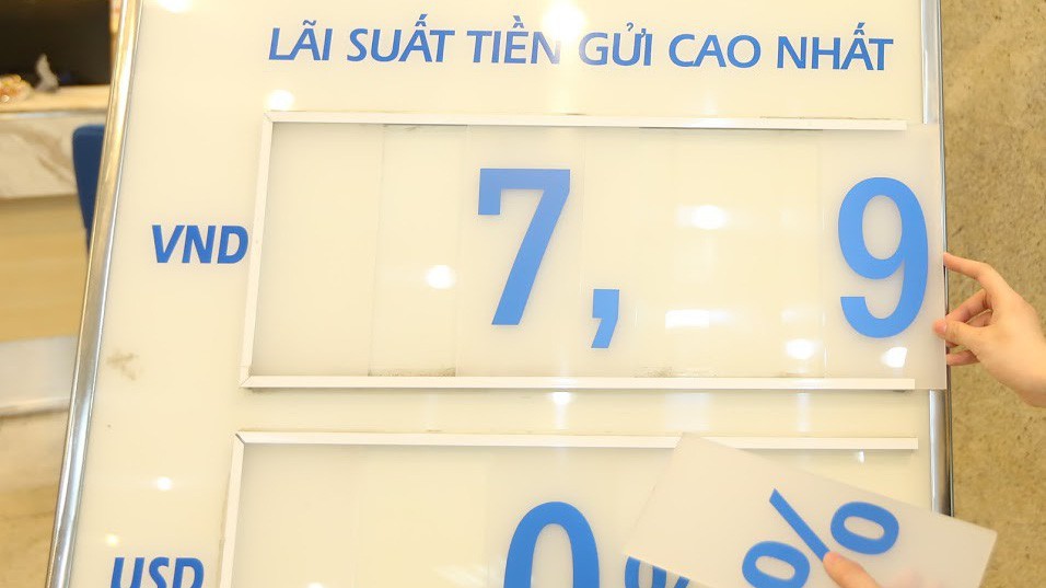 Mức tăng lãi suất huy động VND của một số ngân hàng vừa qua không cao, không mạnh, nhưng báo hiệu khả năng giảm tiếp lãi suất đang khó đi - Ảnh: Quang Phúc.