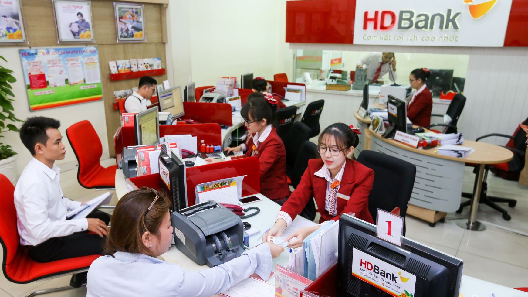 Năm 2015, HDBank bắt đầu tạo dấu ấn khi là ngân hàng thương mại cổ phần đầu tiên được Chính phủ và Bộ Tài chính lựa chọn làm cơ quan cho vay lại chịu rủi ro tín dụng chương trình hỗ trợ phát triển chính sách cải cách ngành điện giai đoạn 3 (DPL3) vay vốn WB trị giá 128 triệu USD.