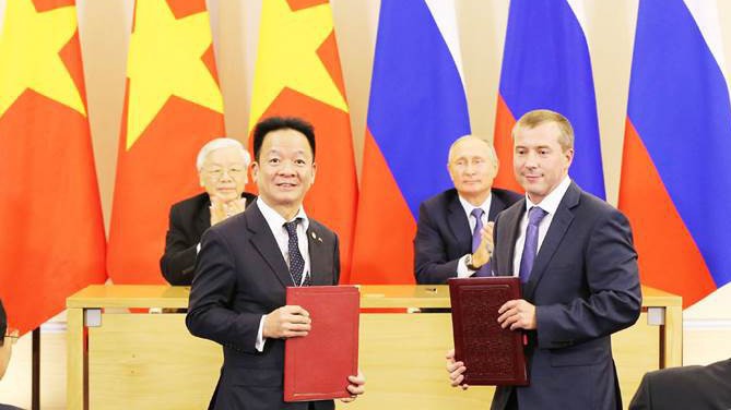 Tổng bí thư Nguyễn Phú Trọng và Tổng thống Liên bang Nga Vladimir Putin chứng kiến lễ trao biên bản ghi nhớ hợp tác đầu tư giữa ông Đỗ Quang Hiển - Chủ tịch Hội đồng Quản trị SHB và ông Denis Ivanov - Chủ tịch Hội đồng Quản trị IBEC.