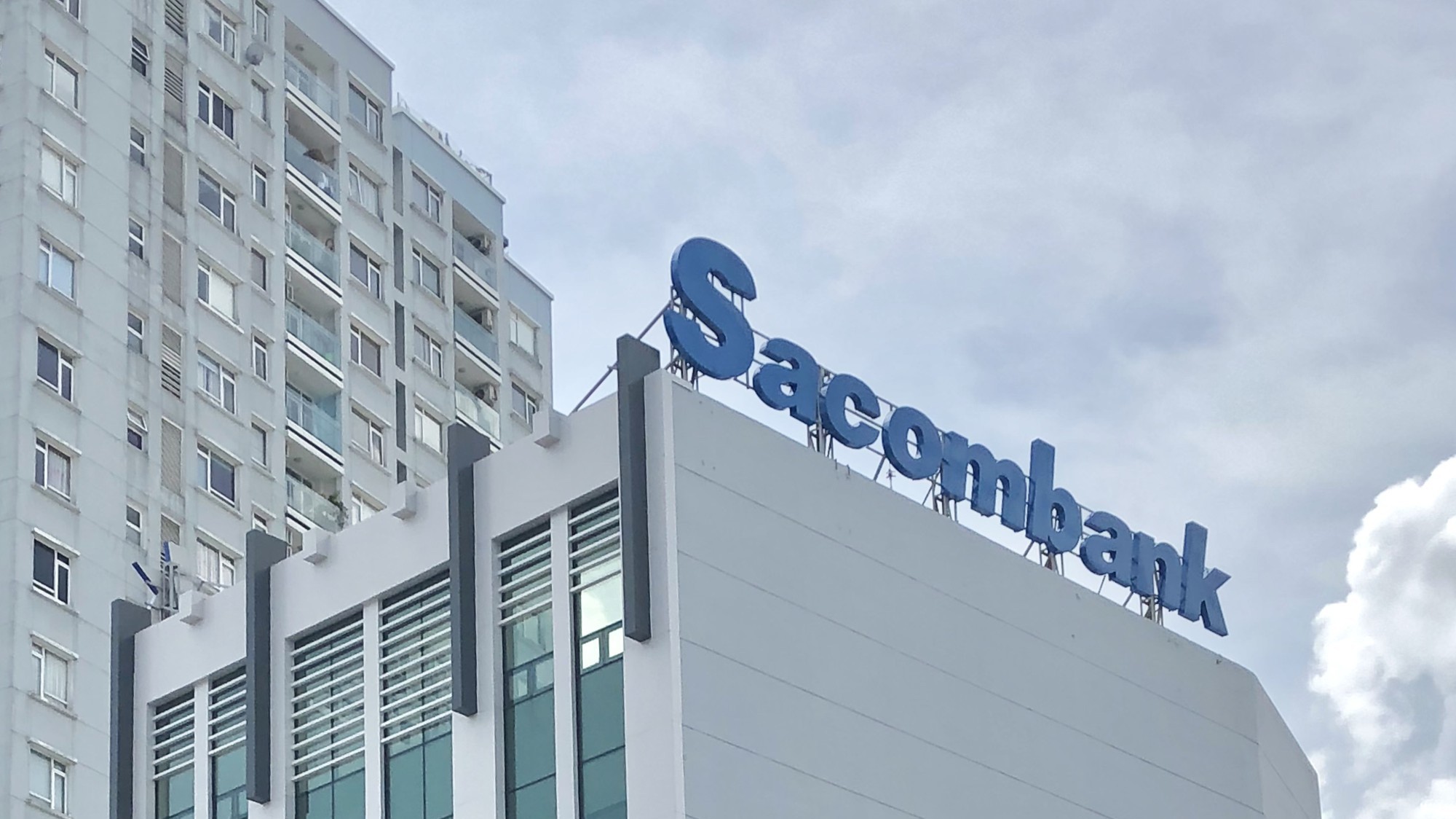 Sau thay đổi trên, ban điều hành của Sacombank còn 15 người, gồm 14 Phó tổng giám đốc.