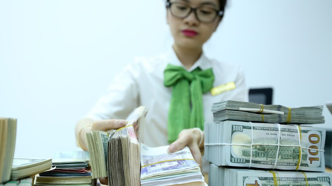 Dư nợ vay nước ngoài ngắn hạn của các doanh nghiệp và tổ chức tín dụng theo hình thức tự vay tự trả đã tăng đột biến, cuối năm 2017 ở mức 21,9 tỷ USD, tăng 73% so với năm 2016 - Ảnh: Quang Phúc.