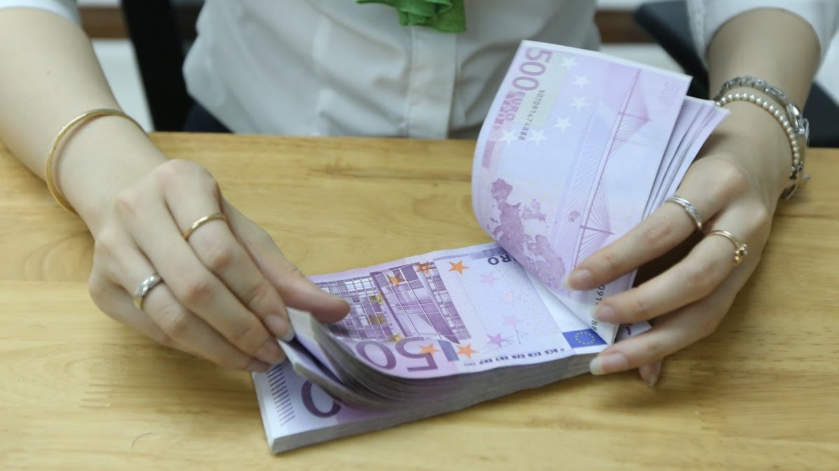 Biểu lãi suất Vietcombank cho thấy đã giảm rất mạnh lãi suất huy động Euro so với cuối 2017 - Ảnh: Quang Phúc.